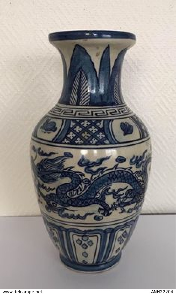 Très Beau Vase Balustre En Céramique Décoré De Dragons - Chine, Milieu 20ème Siècle. - Asiatische Kunst