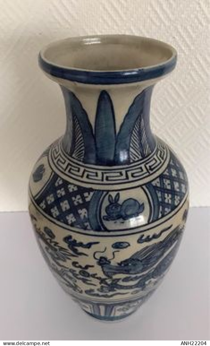 Très Beau Vase Balustre En Céramique Décoré De Dragons - Chine, Milieu 20ème Siècle. - Aziatische Kunst