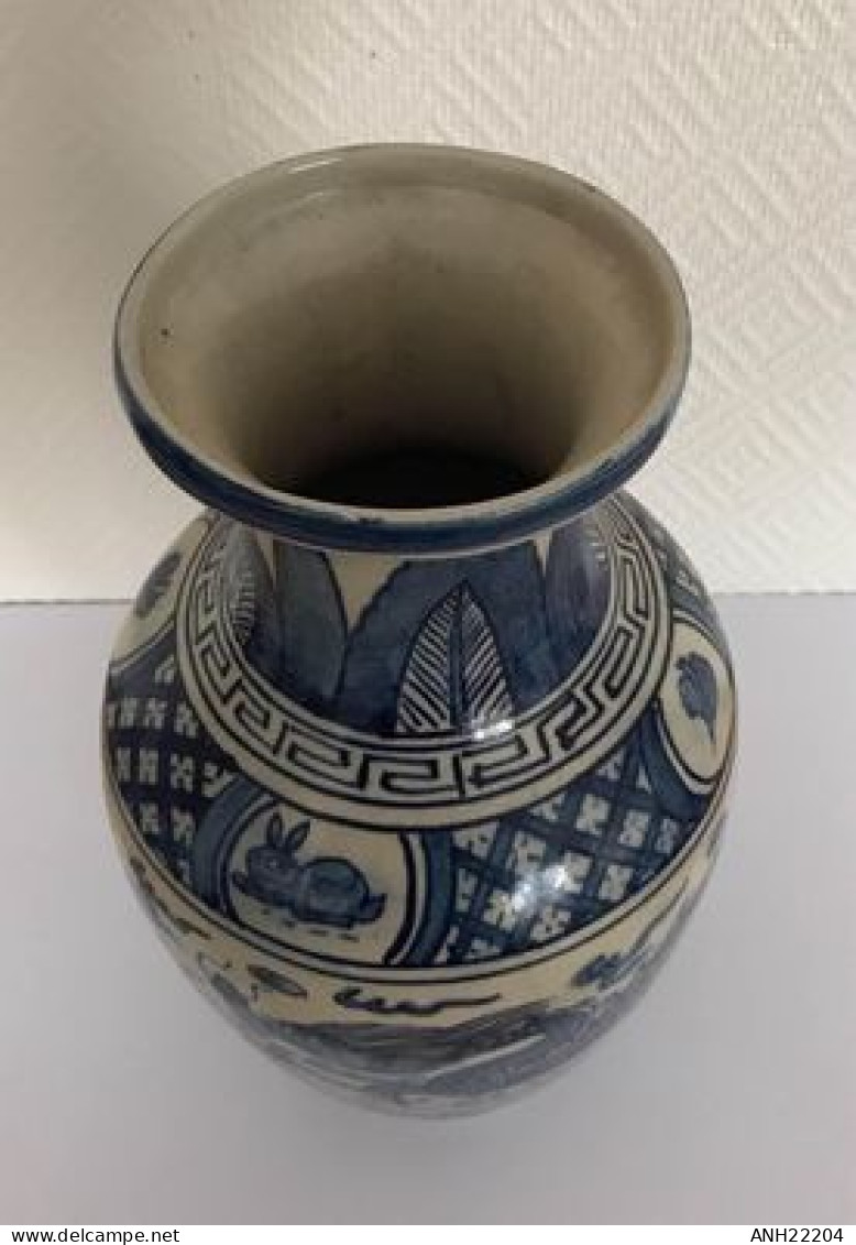Très beau vase balustre en céramique décoré de dragons - Chine, milieu 20ème siècle.