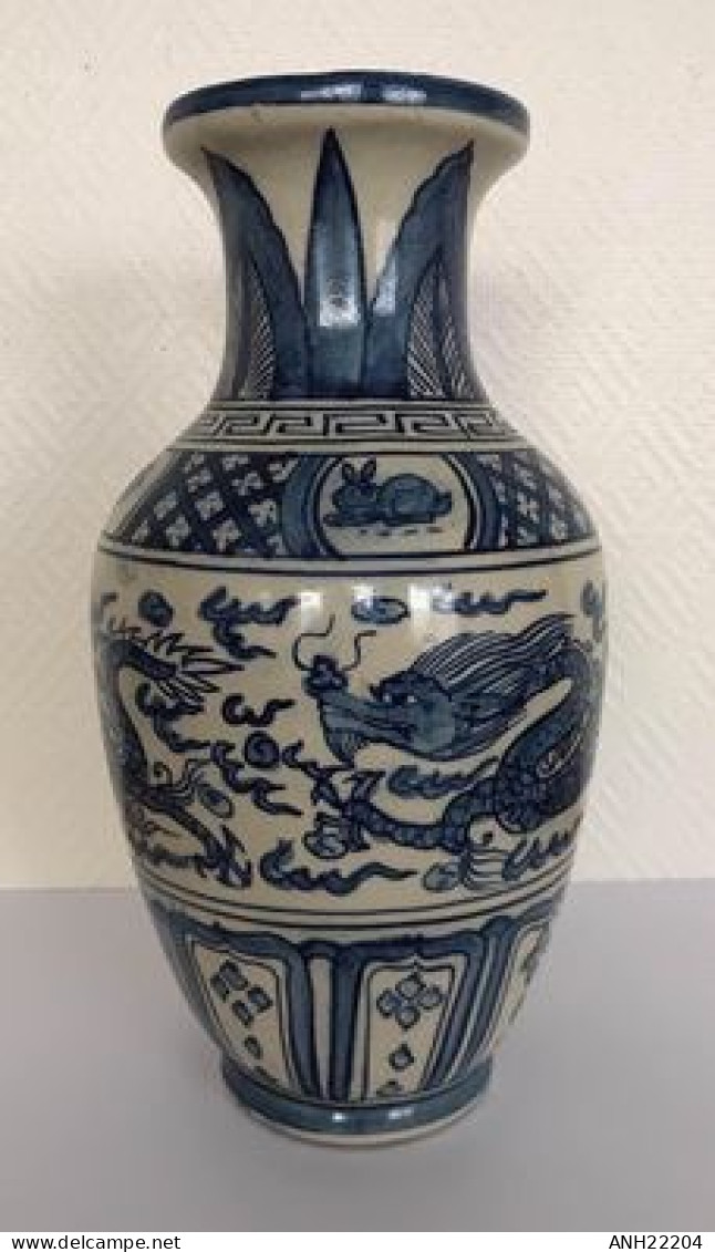 Très beau vase balustre en céramique décoré de dragons - Chine, milieu 20ème siècle.
