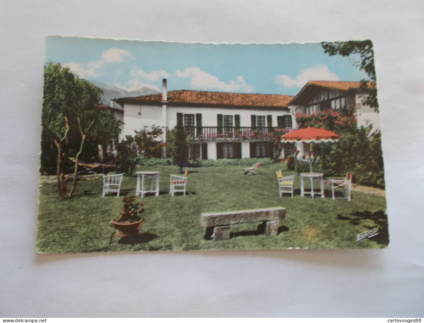 SARE (  64 Pyrenees Atlantiques ) HOTEL ARRAYA SON JARDIN AVEC VUE SUR LA MONTAGNE TERRASSES PARASOLS Prop Paiul FAGOAGA - Sare