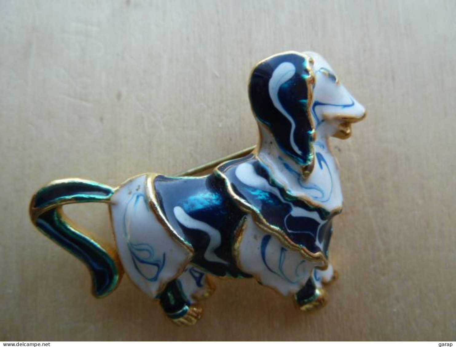 Broc-077 Broche Chien Façon Porcelaine Bleue Et Blanche,oreilles Pendantes Sur Métal Doré - Altri & Non Classificati