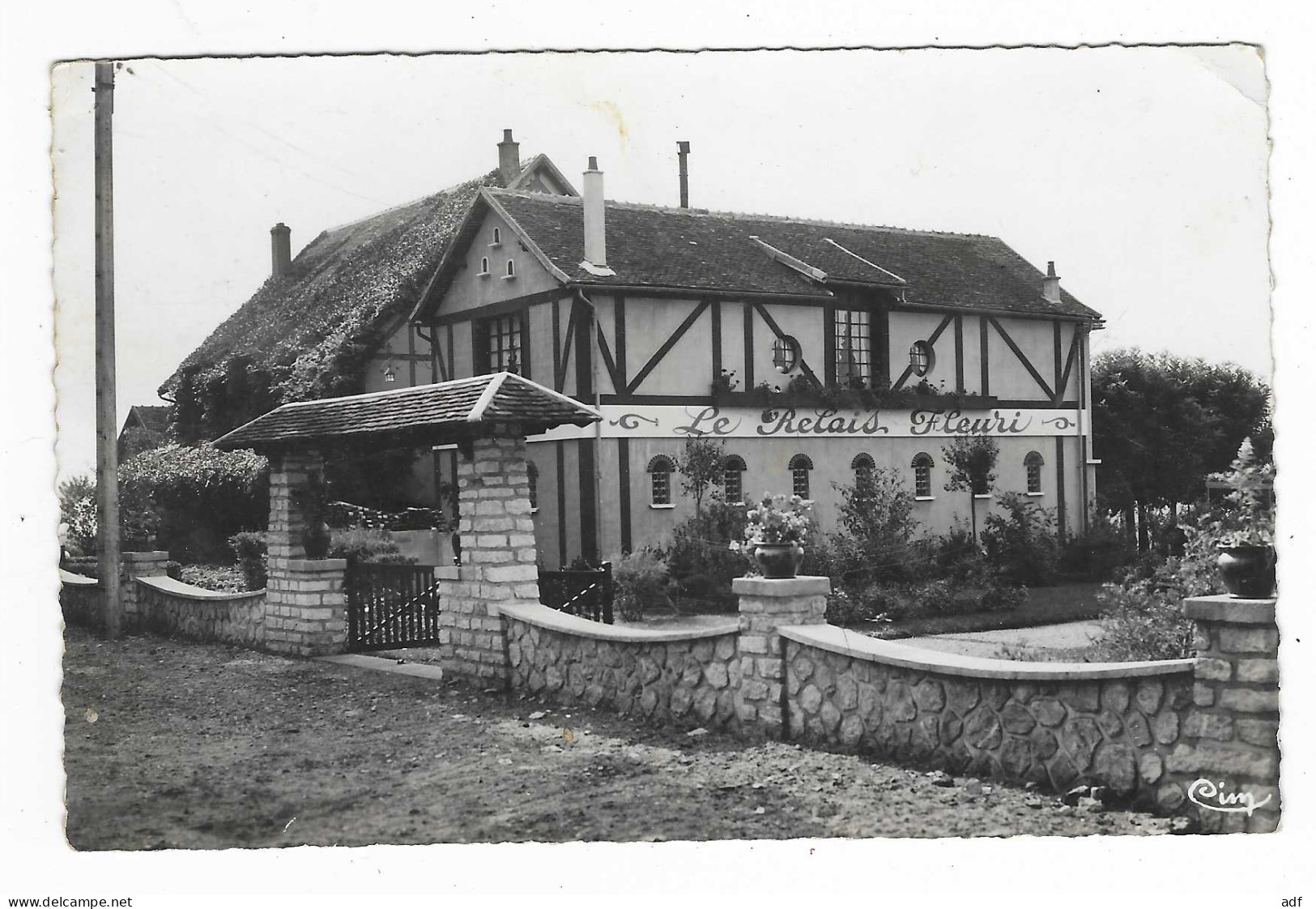 CPSM POUILLY SUR LOIRE, LE RELAIS FLEURI, Format 9 Cm Sur 14 Cm Environ, NIEVRE 58 - Pouilly Sur Loire