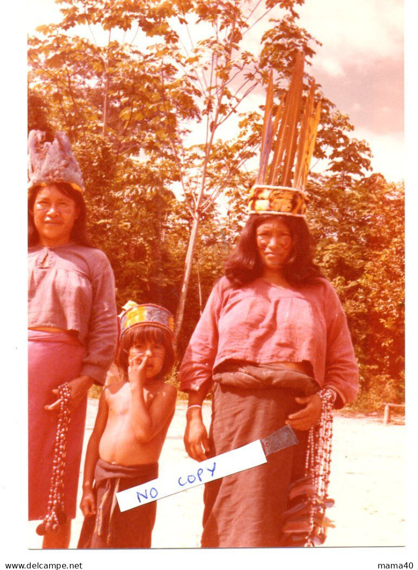 PHOTO - 2 FEMMES DONT UNE AVEC COIFFURE EN PLUME  ET UN ENFANT JIVARO - América