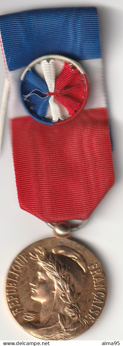 Médaille D'honneur Du Travail En Vermeil 2000 HENARD B - - Profesionales / De Sociedad