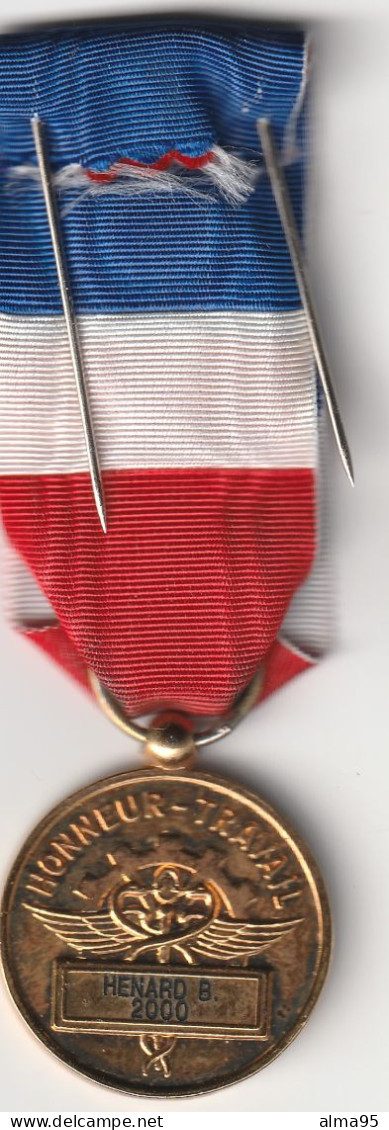 Médaille D'honneur Du Travail En Vermeil 2000 HENARD B - - Professionnels / De Société