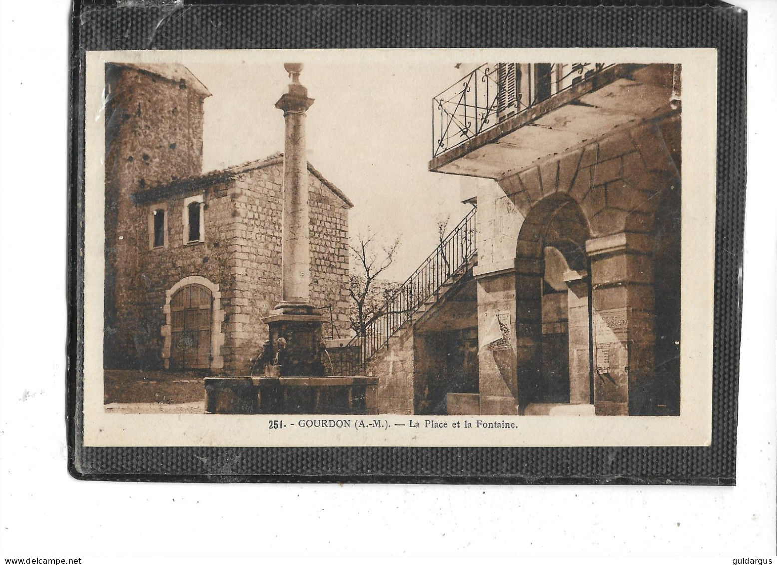 06- GOURDON- Une Vue De " LA FONTAINE " Sur La Plaçe - Gourdon