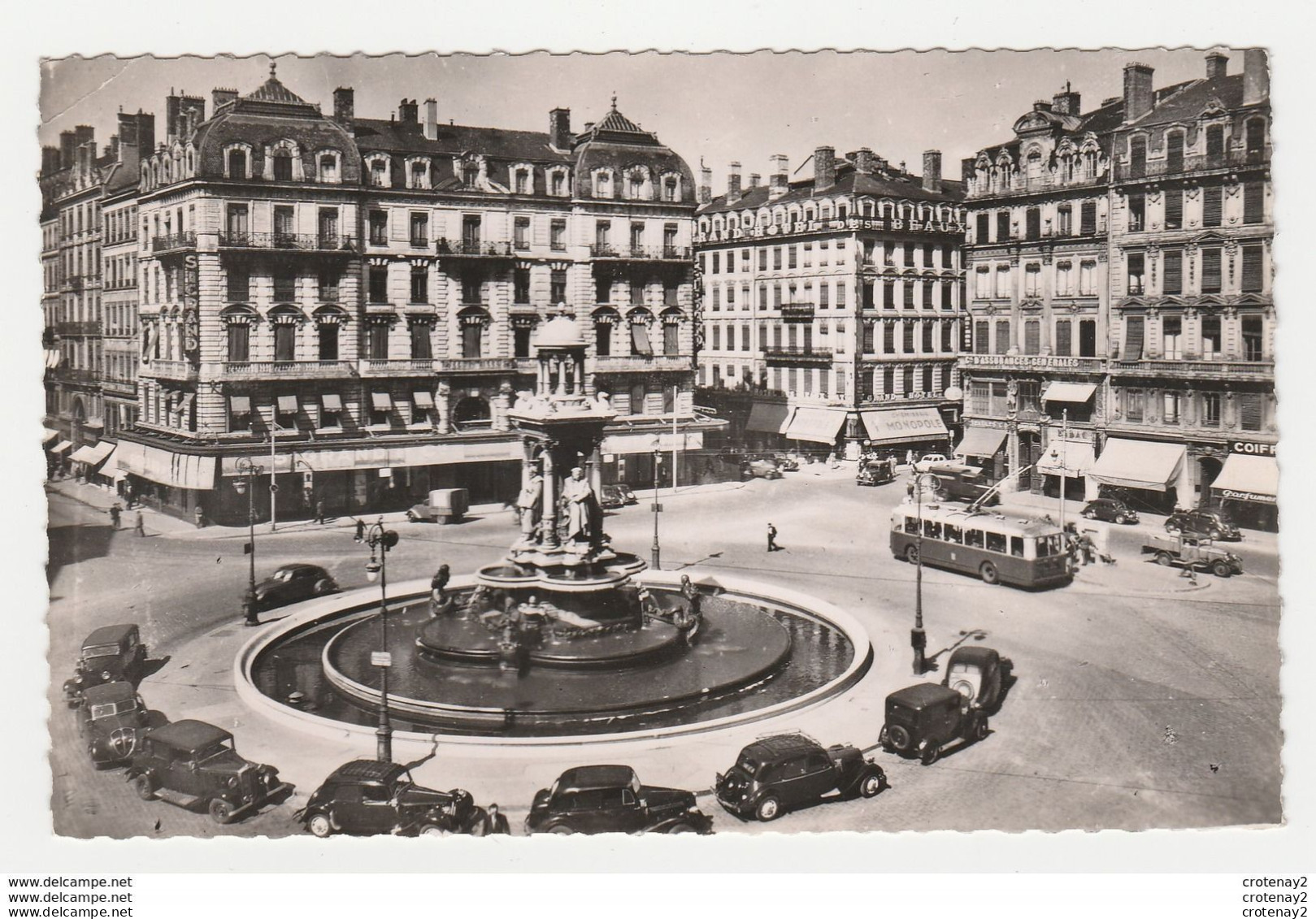 69 LYON N°61 Place Des Jacobins 1954 Trolley Bus Peugeot 202 402 Citroën Traction Magasin Monopole Sigrand Grand Hôtel - Lyon 2