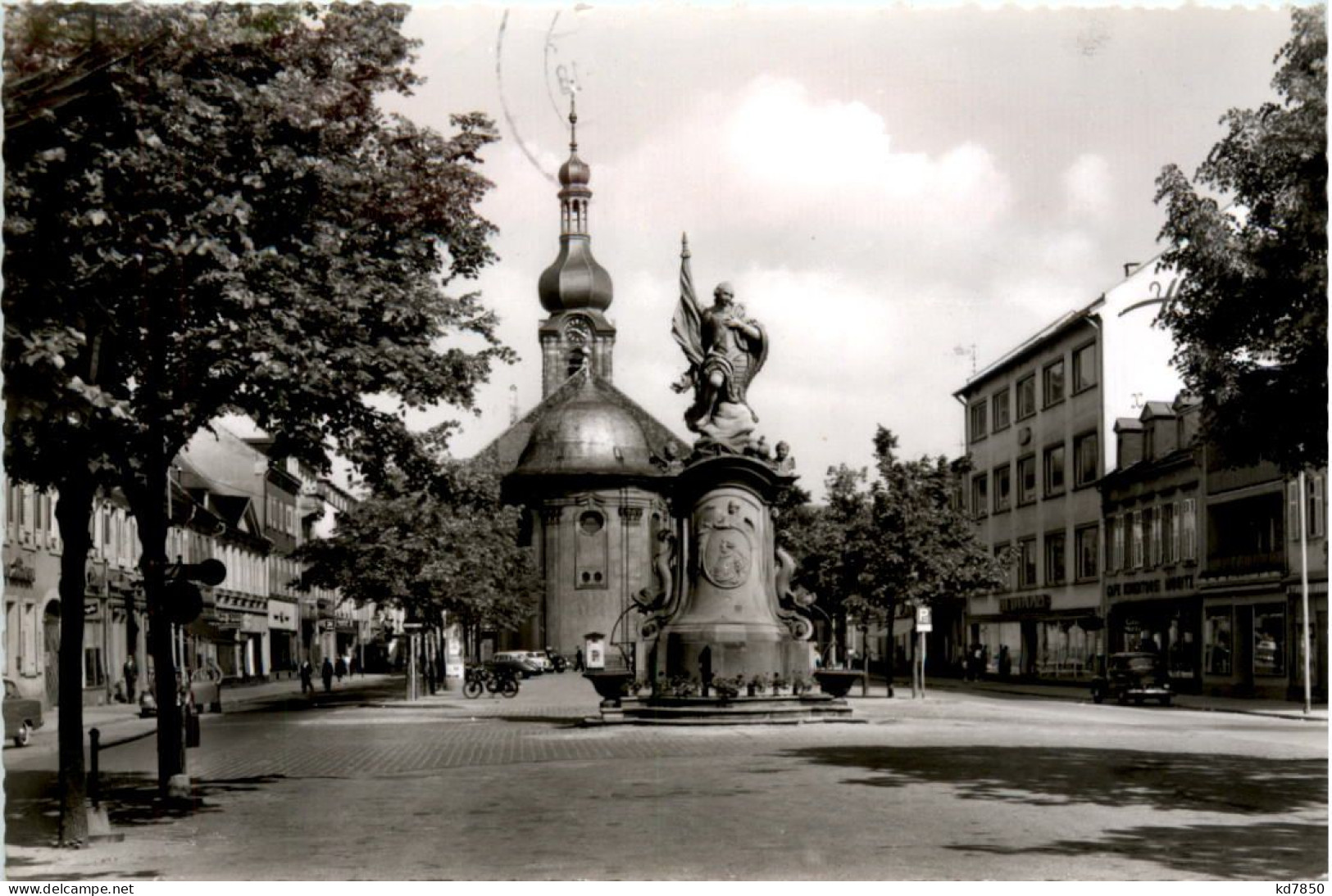 Rastatt, Marktplatz Mit Berhardus-Brunnen Und Stadtkirche - Rastatt
