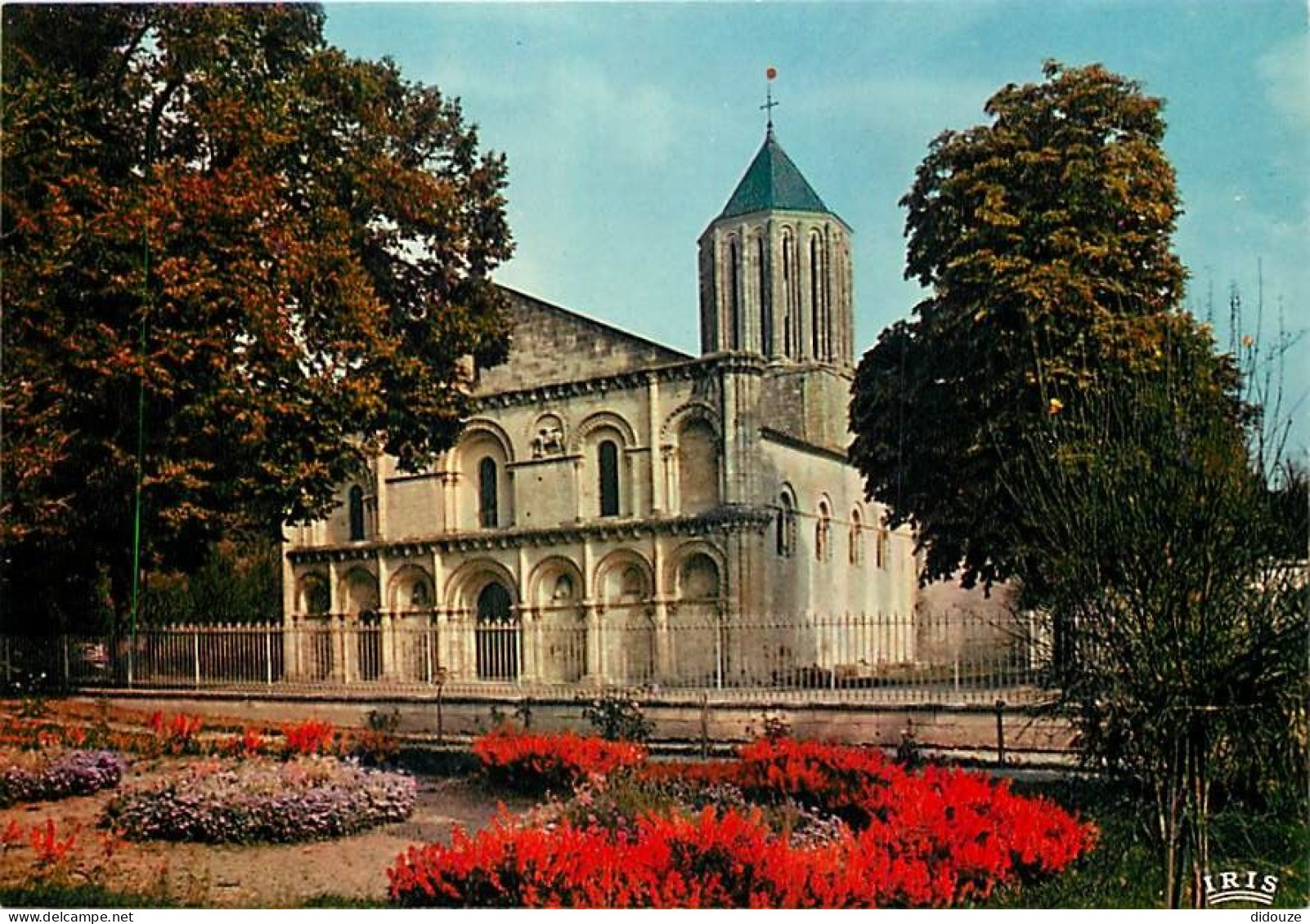 17 - Surgères - L'Eglise Notre-Dame - Façade Romane Du XIIe Siècle - Fleurs - CPM - Voir Scans Recto-Verso - Surgères