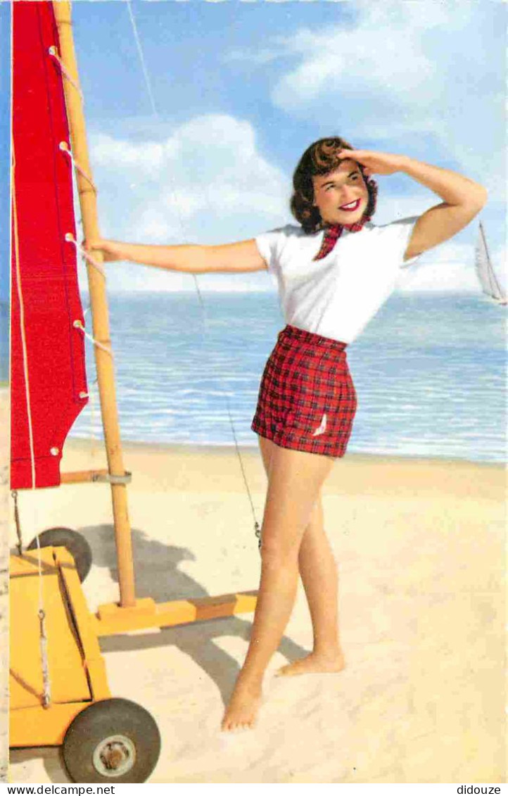 Thèmes - Pin-ups - Femme Sur La Plage - Baigneuse - Carte Dentelée - CPSM Format CPA - Voir Scans Recto-Verso - Pin-Ups