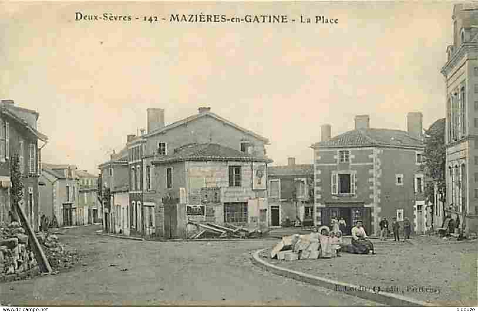 79 - Mazières En Gatine - La Place - Animée - Correspondance - Voyagée En 1915 - CPA - Voir Scans Recto-Verso - Mazieres En Gatine