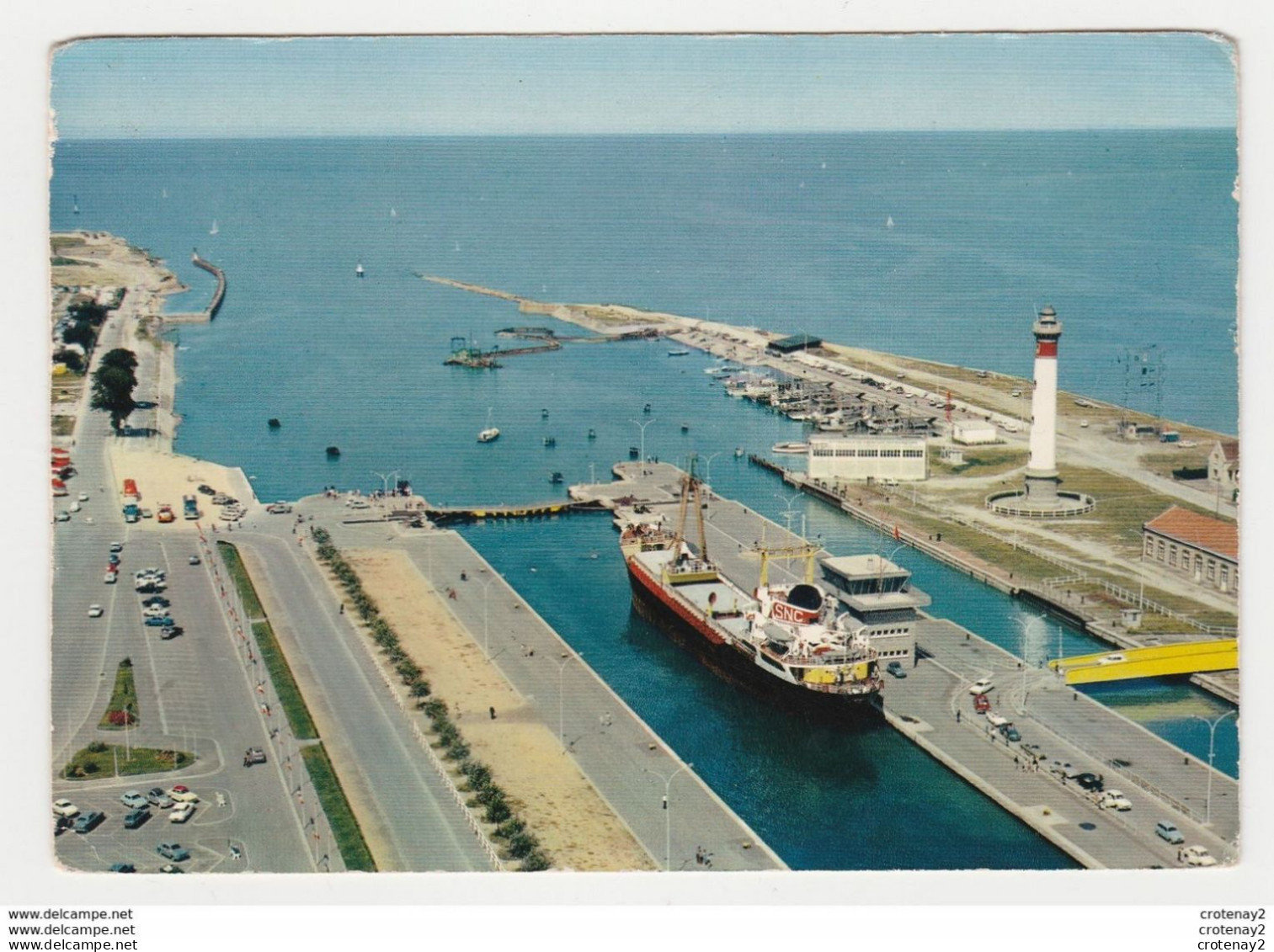 14 OUISTREHAM RIVA BELLA N°4 Vue Générale Du Port Bateau Cargo De La SNC En 1967 Phare Voitures Autos - Riva Bella