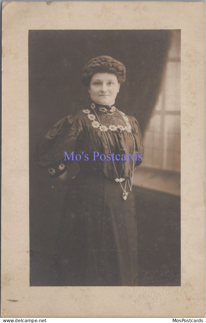 Social History Postcard - Lady Possibly Wearing A Wig  DZ61 - Photographie
