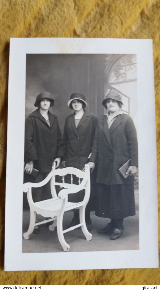 CPA PHOTO 3 FEMMES CHAPEAU CLOCHE ART DECO ANNEES 20 30 FAUTEUIL - Photographie