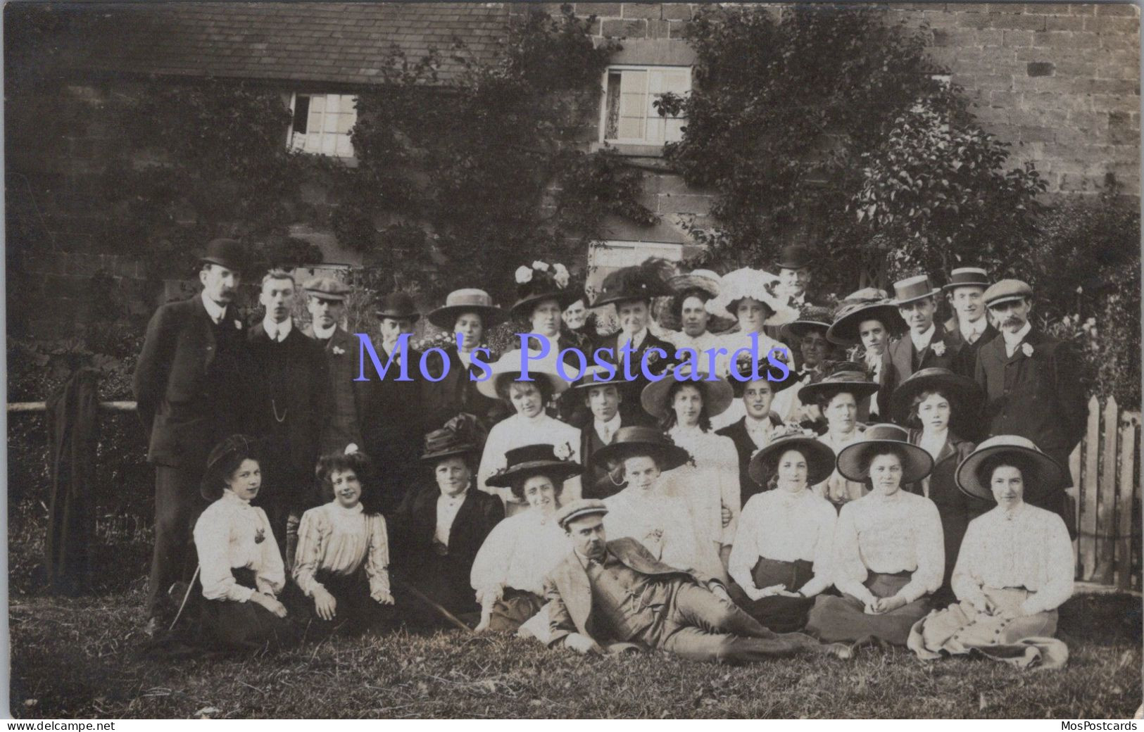 Social History Postcard - Group Of Men And Women   DZ63 - Photographie