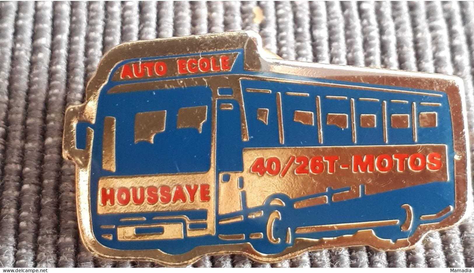 PIN'S PINS BADGE TRANSPORTS AUTO ECOLE BUS VOITURES MOTOS POIDS LOURDS HOUSSAYE - Transport