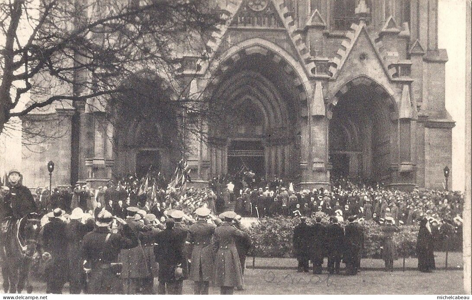 CP.Bruxelles.Funérailles Du Roi Albert.Le Cercueil Est Porté Dans L'église De Laeken. Edit "Lux" - Celebridades