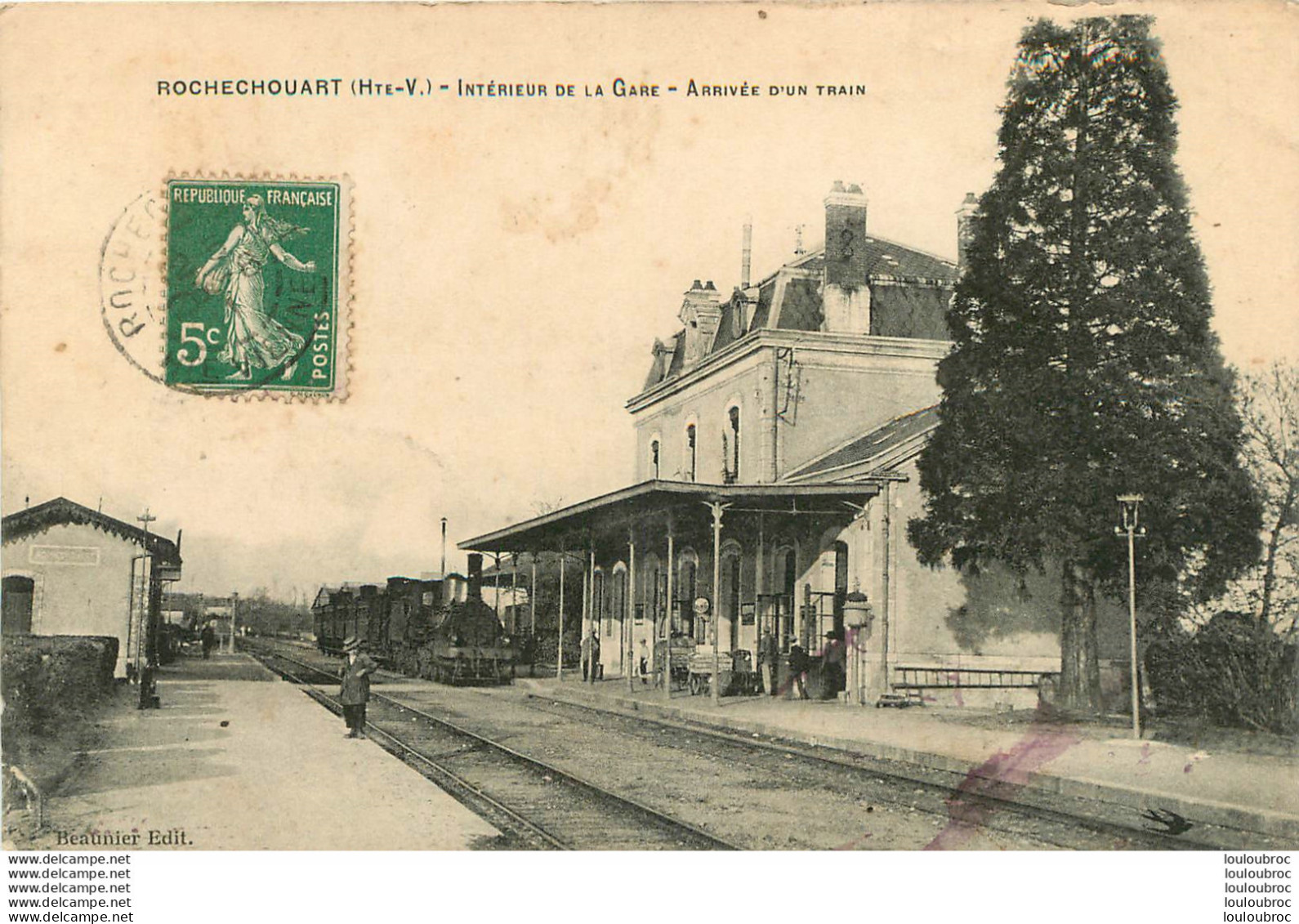 ROCHECHOUART INTERIEUR DE LA GARE ARRIVEE D'UN TRAIN - Rochechouart