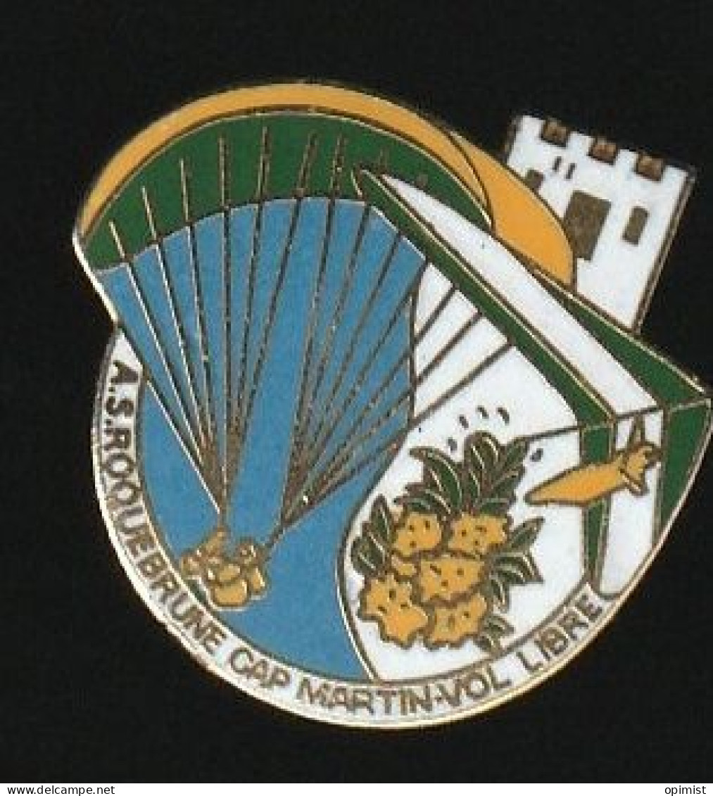 77651-Pin's .Roquebrune Cap Martin.Vol Libre.Parapente.Parachute.signé Coinderoux. - Paracadutismo