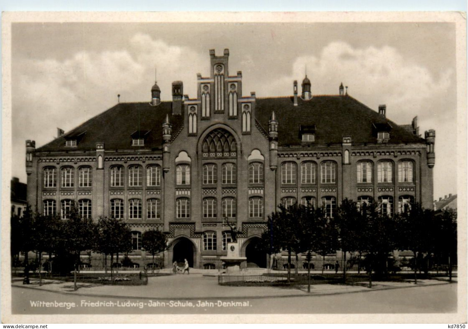 Wittenberge, Friedrich-Ludwig-Jahn-Schule, Jahn-Denkmal - Wittenberge