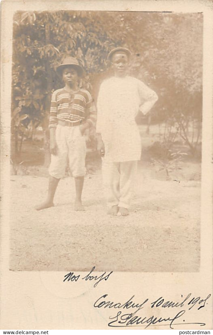 Guinée - CONAKRY - Nos Boys - CARTE PHOTO Année 1905 - Ed. Inconnu  - Guinée