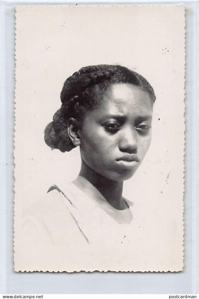 Madagascar - Femme Sakalava - CARTE PHOTO - Ed. Babel 9 - Madagascar