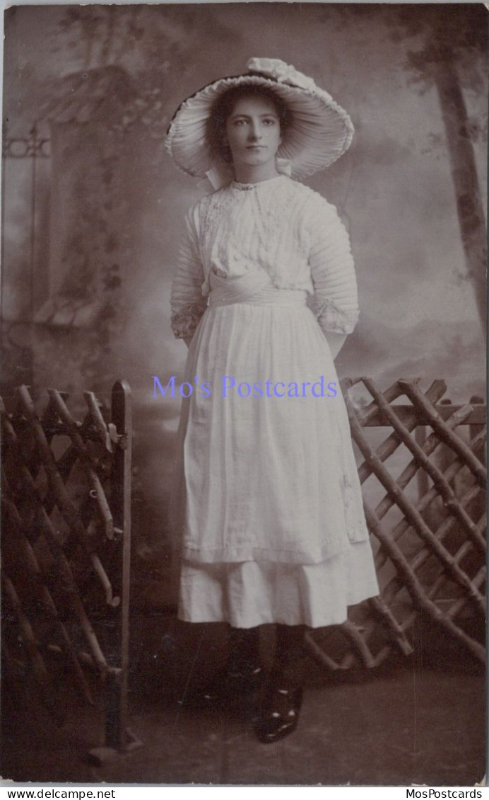 Social History Postcard - 14 Year Old Girl Called Queenie   DZ64 - Photographie