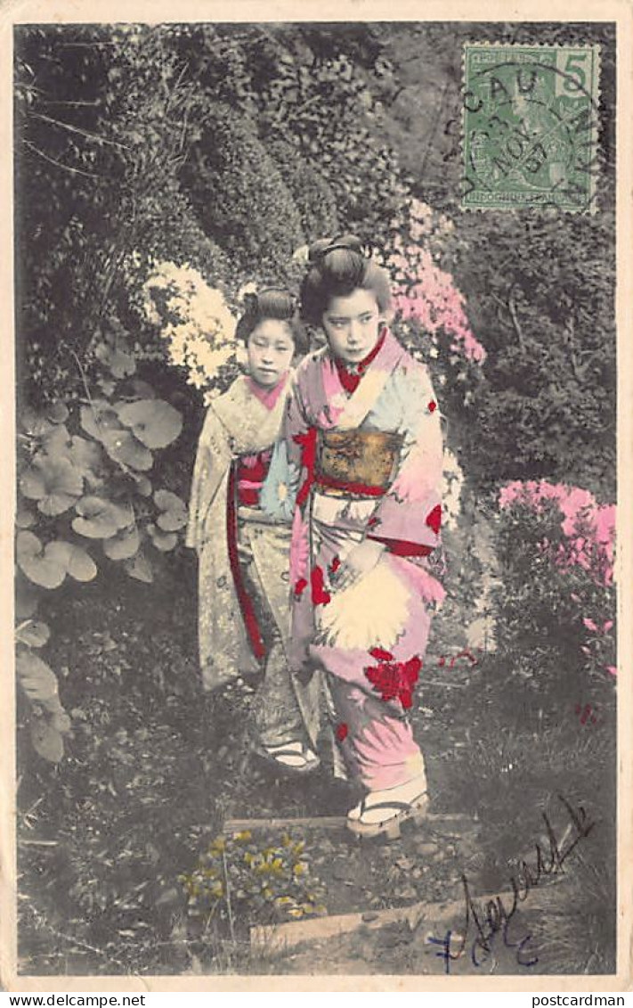 Japan - Two Geishas In Multicolor Kimonos - Autres & Non Classés