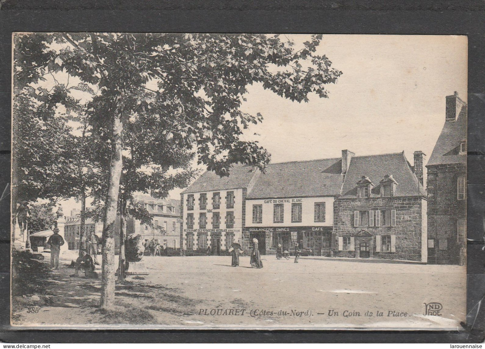 22 - PLOUARET - Un Coin De La Place - Plouaret