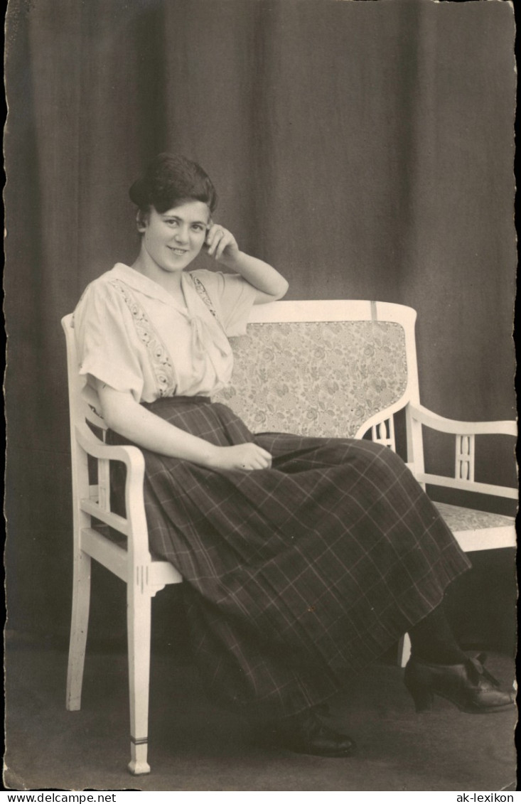 Foto  Junge Frau Auf Bank - Atelierphoto 1929 Privatfoto - People