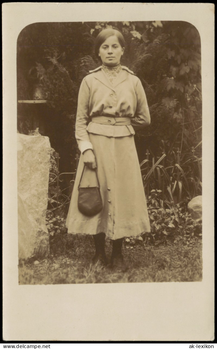 Schöne Frau In Feiner Kleidung - Privatfotokarte 1934 Privatfoto - People