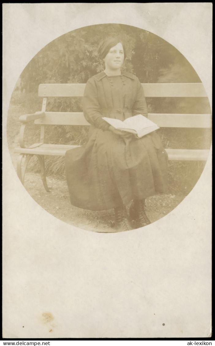 Schöne Frau Auf Bank Sitzend - Kleid Mode Zeitgeschichte 1922 Privatfoto Foto - People