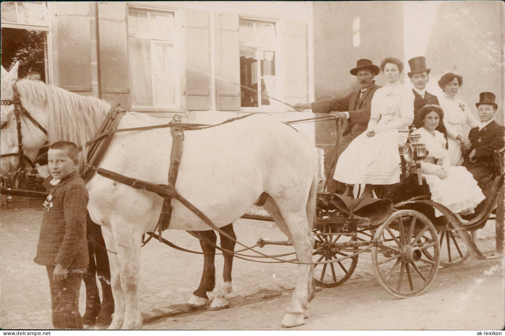 Soziales Leben: Familienfoto, Junge Führt Pferd Der Kutsche 1910 Privatfoto - Groupes D'enfants & Familles