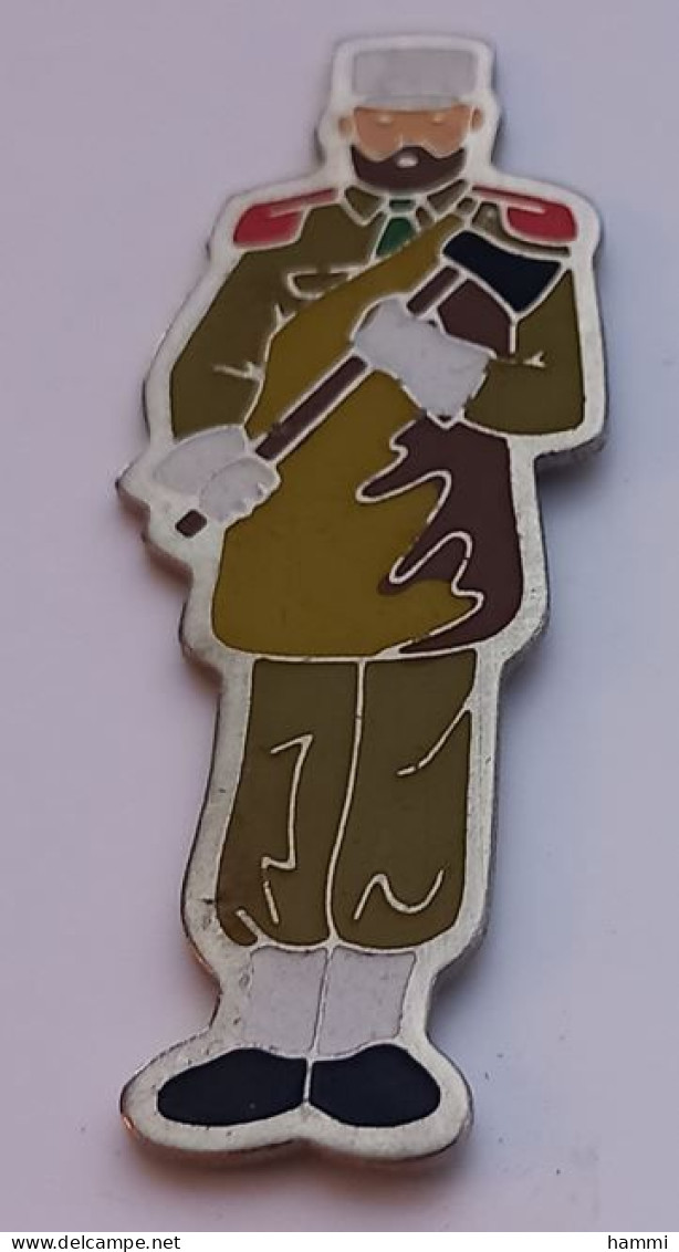 N445 Pin's Militaire Soldat Soldier Zouave Légionnaire GI ? De Quel Pays ? Légionnaire à La Hache Achat Immédiat - Militaria