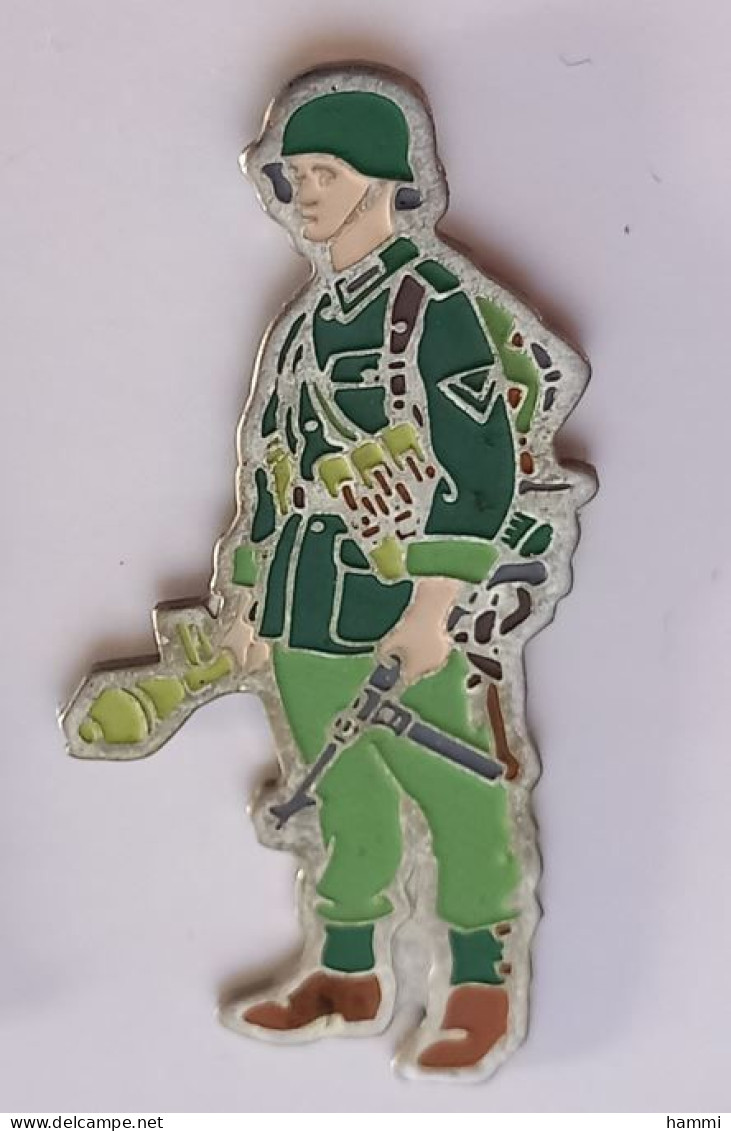 N444 Pin's Militaire Soldat Soldier Zouave Légionnaire GI ? De Quel Pays ? Allemand Tout Vert Achat Immédiat - Militares