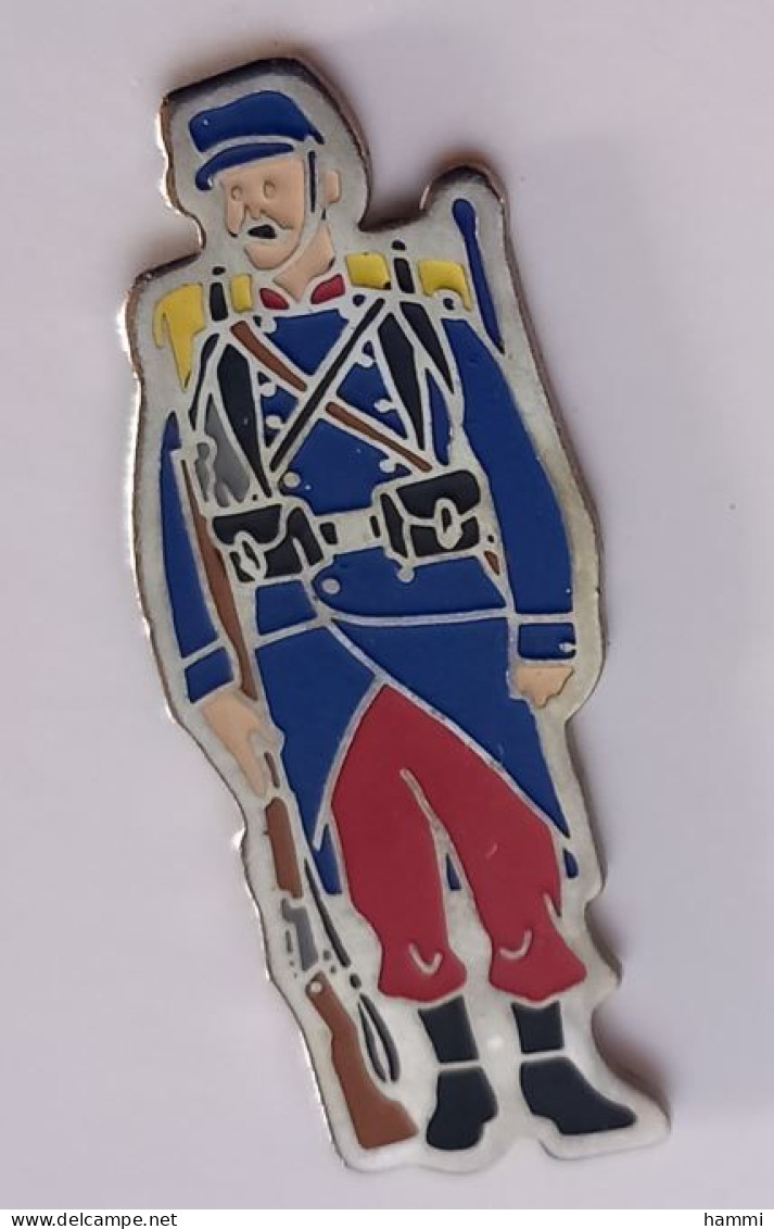 N448 Pin's Militaire Soldat Soldier Zouave Légionnaire GI ? De Quel Pays ? Bleu Et Rouge Achat Immédiat - Army