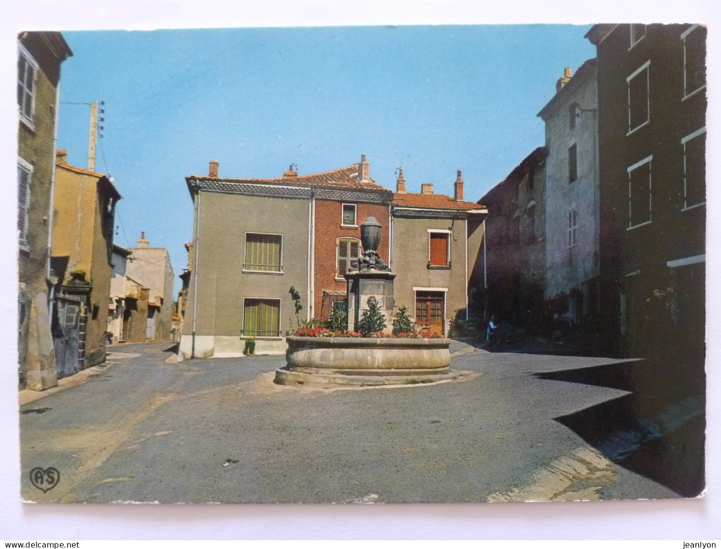 SAINT GERMAIN LEMBRON (63/Puy De Dôme) - Place Des Jardiniers / Ancienne Fontaine Avec Fleurs - Saint Germain Lembron