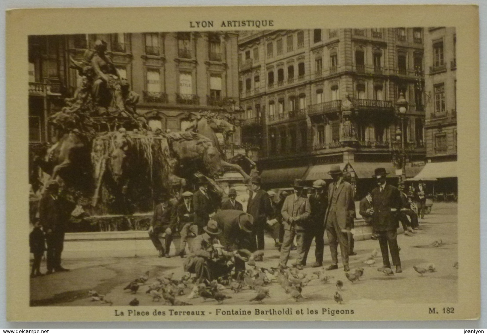 LYON (69/Rhône) - Place Des Terreaux - Fontaine Bartholdi / Pigeons - Passants  - Lyon 1