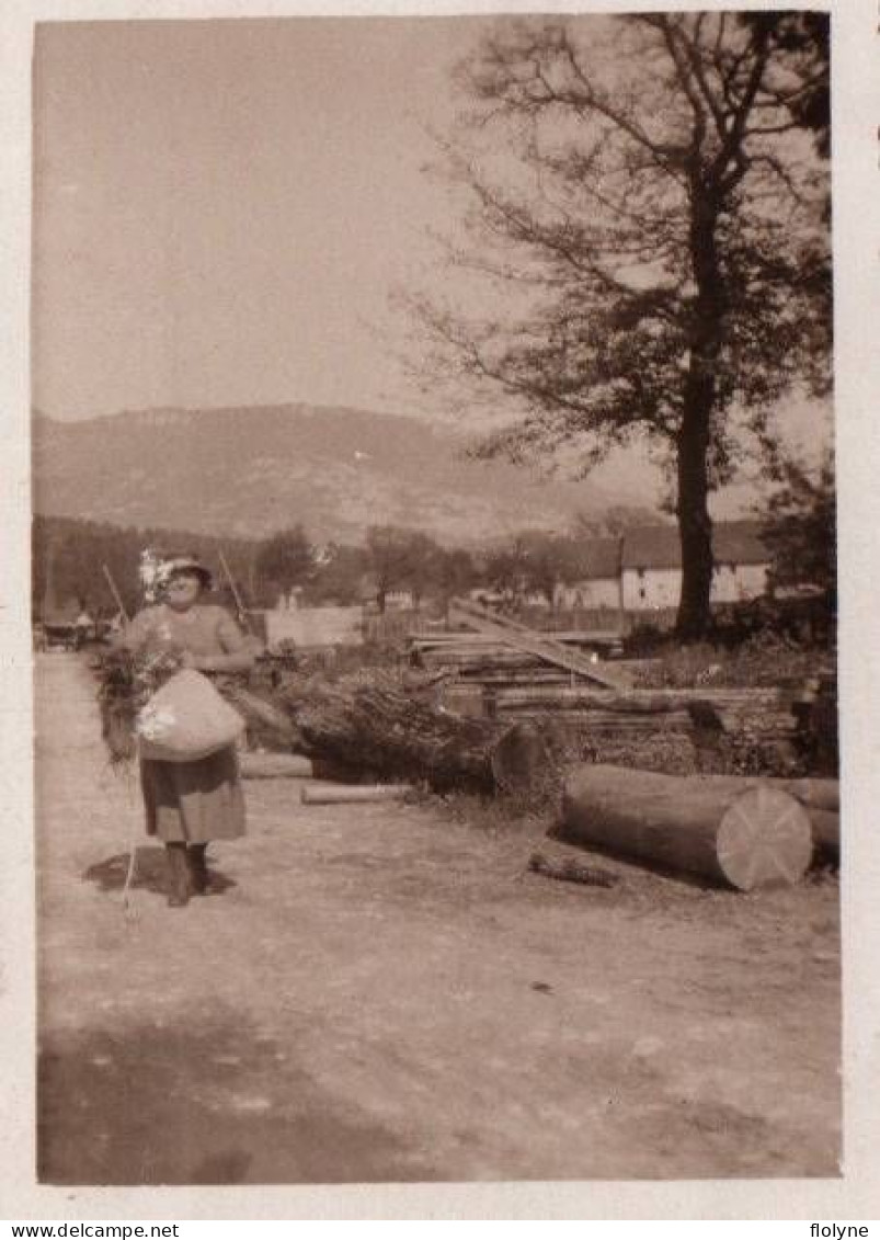 Les échelles - Photo Ancienne Originale - Villageoise Et Rue Du Village - Scierie ? Bois - 1935 - 6x8.2 Cm - Les Echelles