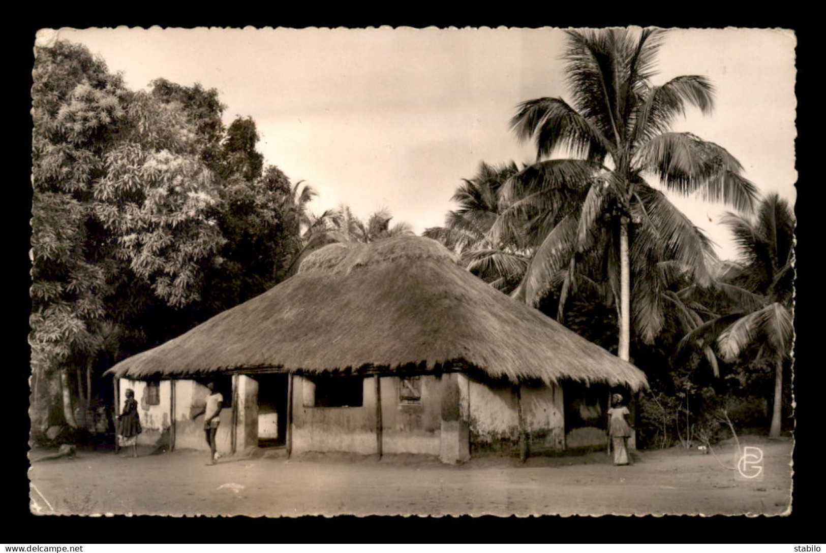 GUINEE - CASE INDIGENE AVEC MANGUIERS ET COCOTIERS - Guinea