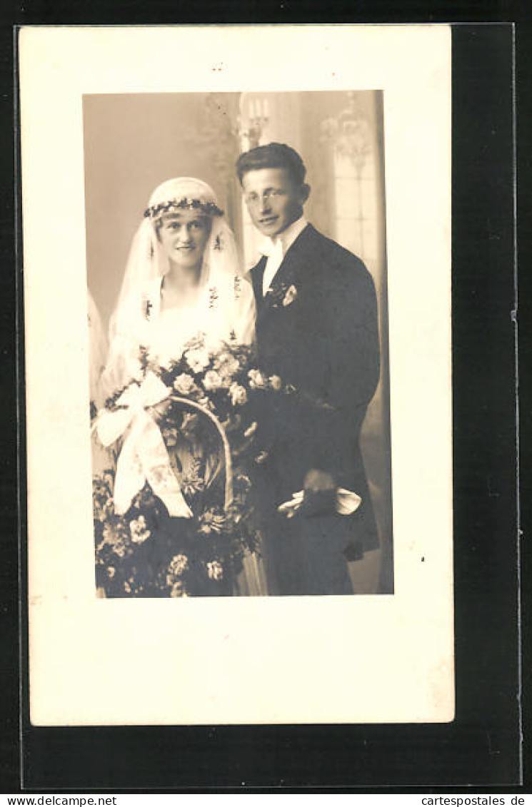 AK Hochzeit, Ehepaar, Mit Einem Korb Voller Blumen  - Marriages