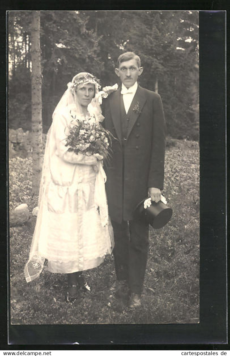 AK Hochzeit, Ehepaar, Foto Des Paares In Festlichen Kleidern Im Wald  - Noces