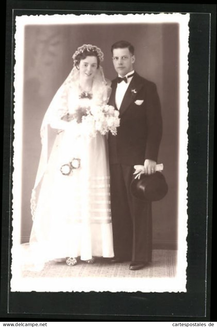 AK Hochzeit, Ehepaar, Stehend Portraitiert Im Weissen Kleid Und Schwarzen Anzug  - Nozze