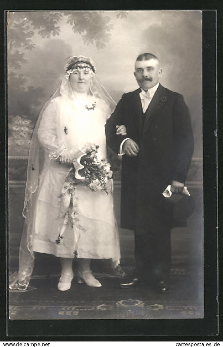 AK Hochzeit, Kräftiges Ehepaar, Sie Im Weissen Kleid, Er Im Schwarzen Anzug Mit Zylinder  - Matrimonios