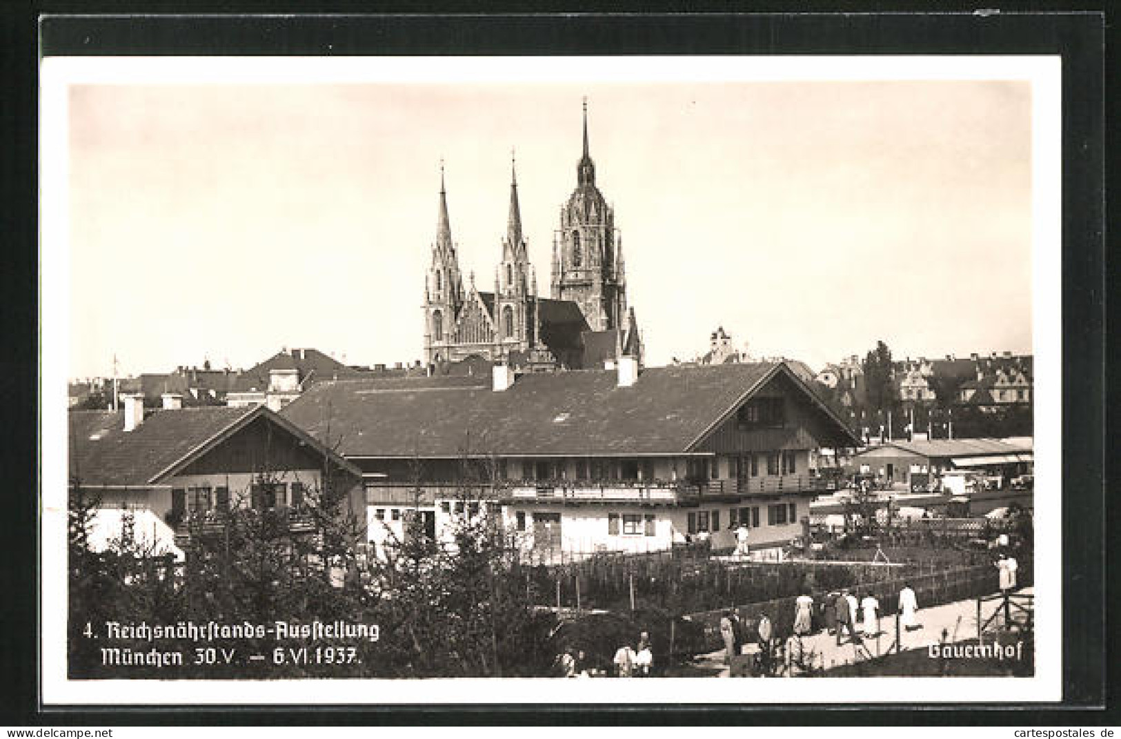 AK München, 4. Reichsnährstands-Ausstellung 1937, Teilansicht Des Bauernhofes Mit Kirche Im Hintergrund  - Expositions