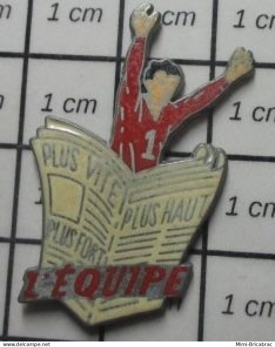 2022 Pin's Pins / Beau Et Rare / MEDIAS / JOURNAL L'EQUIPE VARIANTE MAILLOT ROUGE PLUS VITE PLUS HAUT PLUS FORT Par BERA - Medios De Comunicación