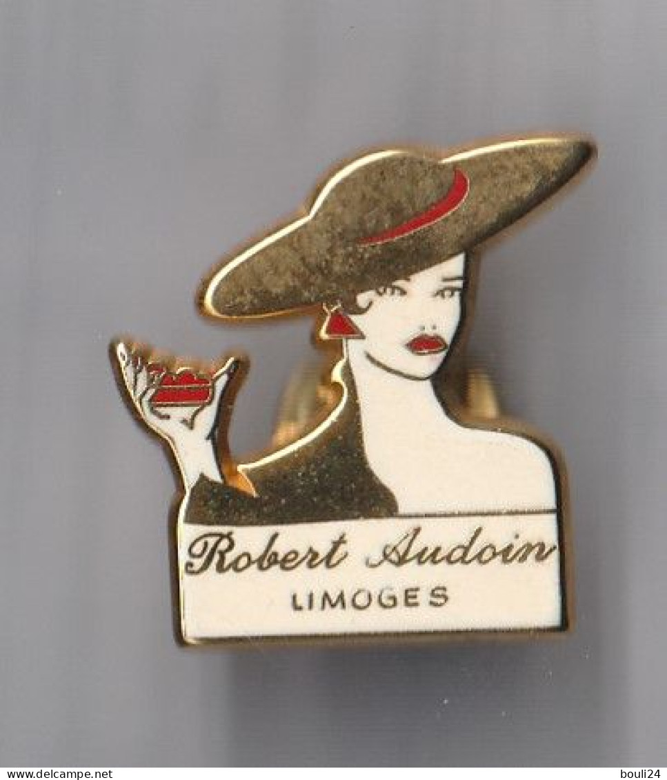 PIN'S THEME  PIN UP FEMME   BOULANGERIE ROBERT AUDOIN  DE LIMOGES - Personaggi Celebri