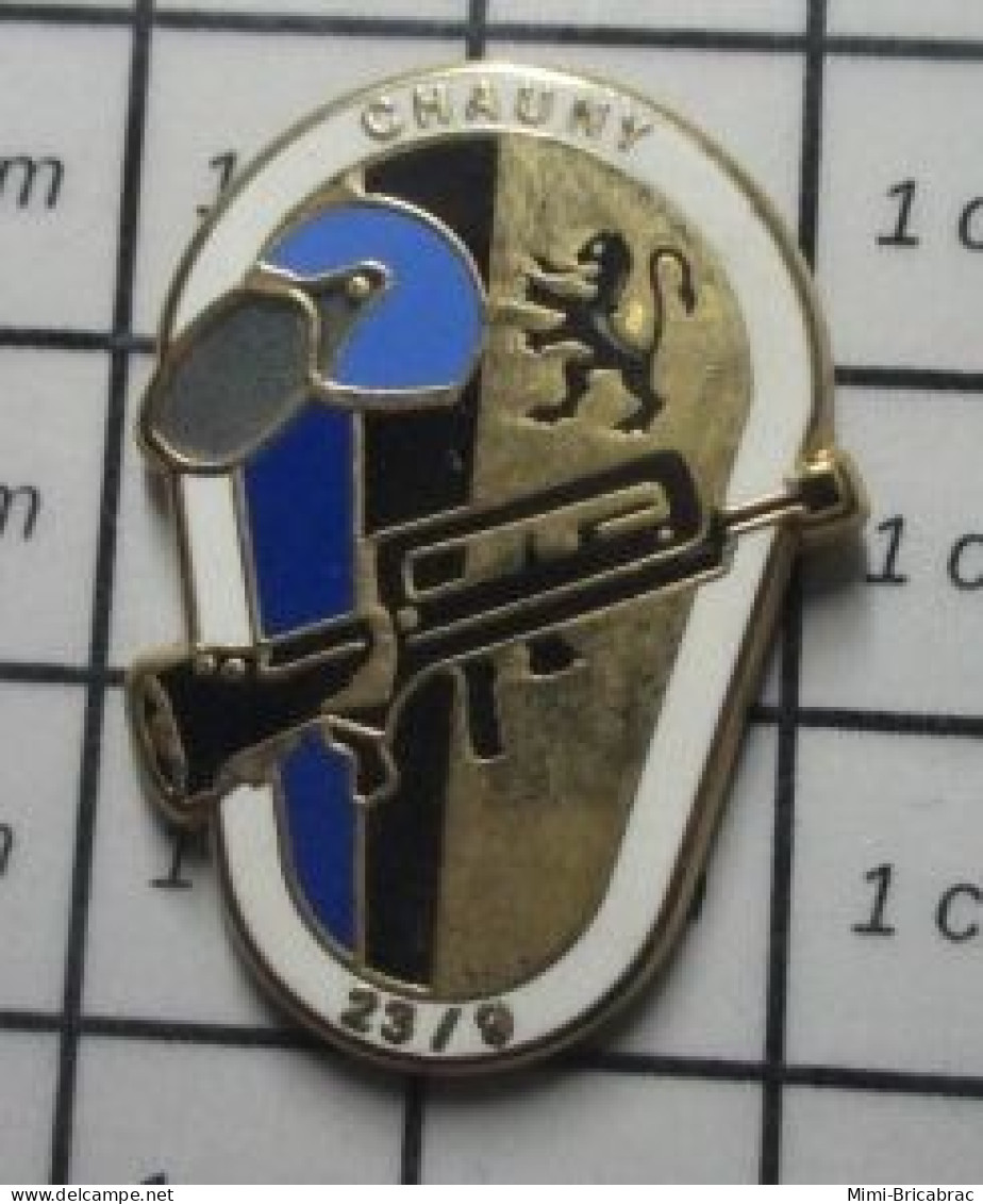 2919 Pin's Pins / Beau Et Rare / MILITARIA / GENDARMERIE MOBILE GM 23/9 FAMAS CHAUNY Hallyday ? - Armee