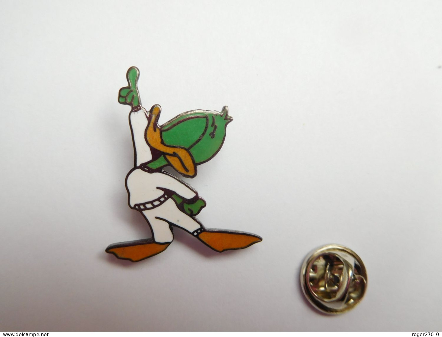 Superbe Pin's En EGF , BD Comics , Personnage , Daffy Duck , Warner Bros , Signé Démons & Merveilles - Comics